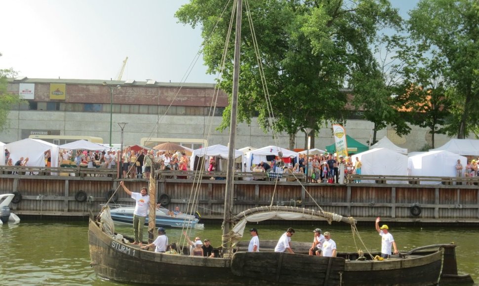 Tradicinių ir istorinių laivų paradas „Dangės flotilė“ pristato  jūrinę Lietuvos kultūrą ir tradicijas. 