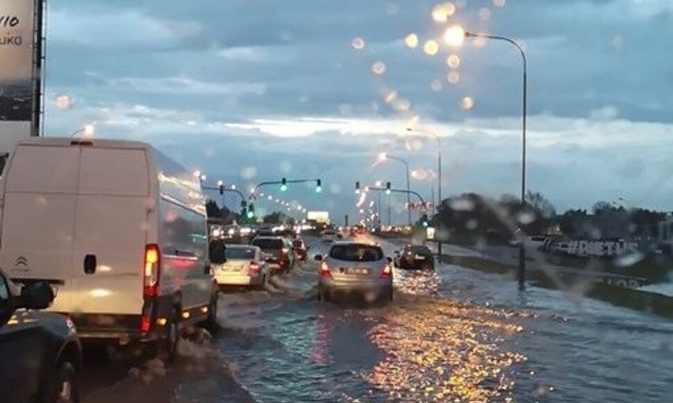 Dėl didžiulės naktinės liūties skendo Klaipėdos gatvės.