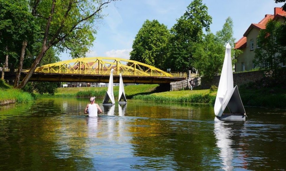 Šilutės meno mokyklos auklėtinių instaliacija „Gulbės“ Šyšos upėje