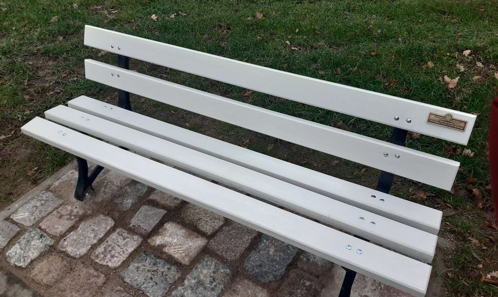 Vardiniai suoliukai Kretingoje