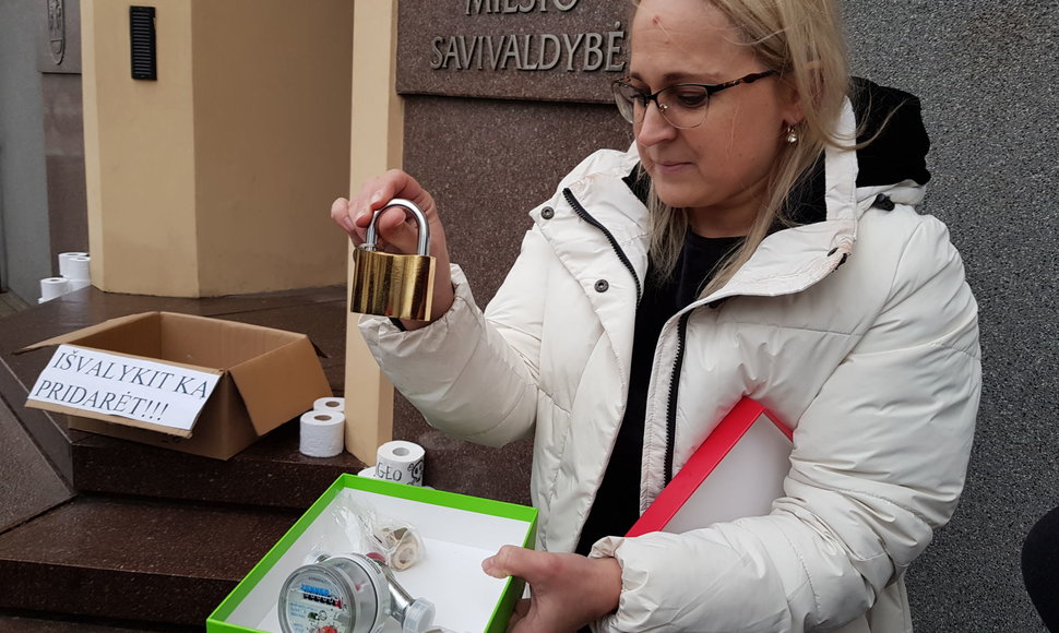 Prie Klaipėdos savivaldybės gyventojai sunešė tualetinio popieriaus.