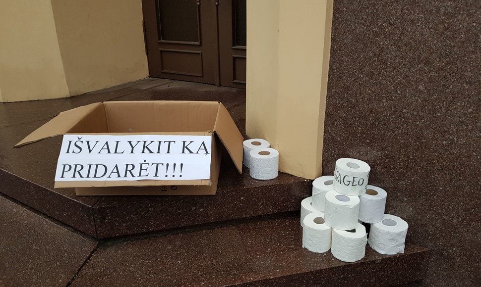 Prie Klaipėdos savivaldybės gyventojai sunešė tualetinio popieriaus.