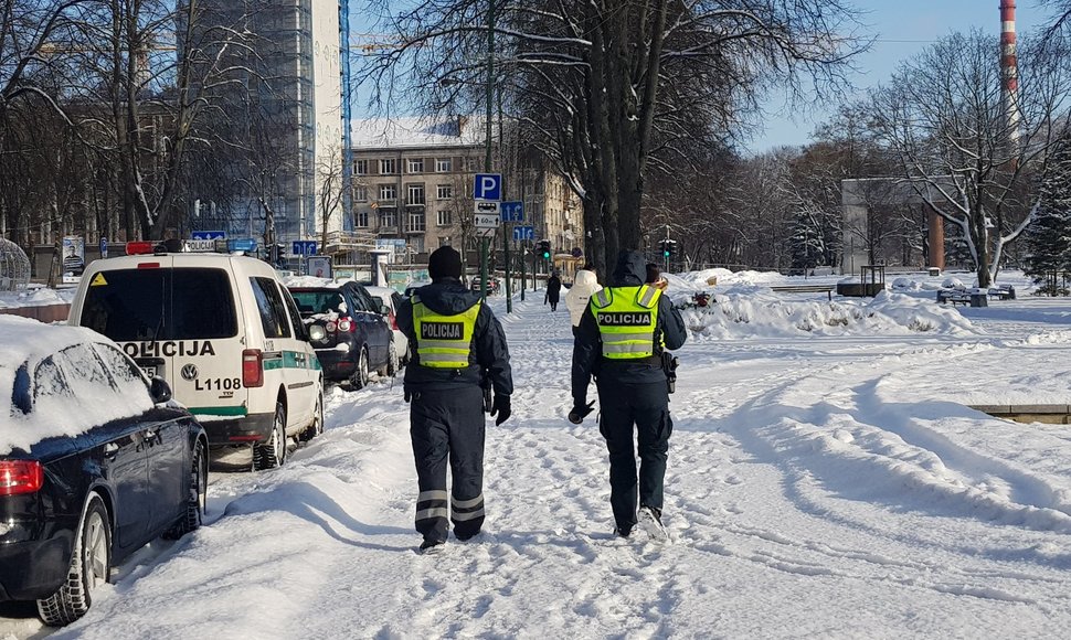Smulkus verslas išreiškė protestą draudimui dirbti - ties rotuše Klaipėdoje paliko juodą kryžių