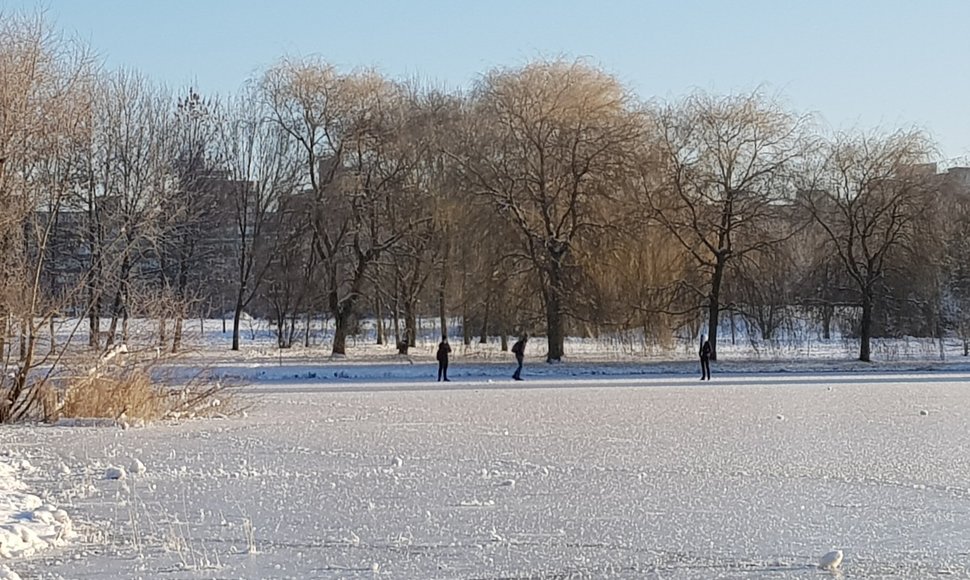 Specialistų teigimu, ledas dar nesaugus.