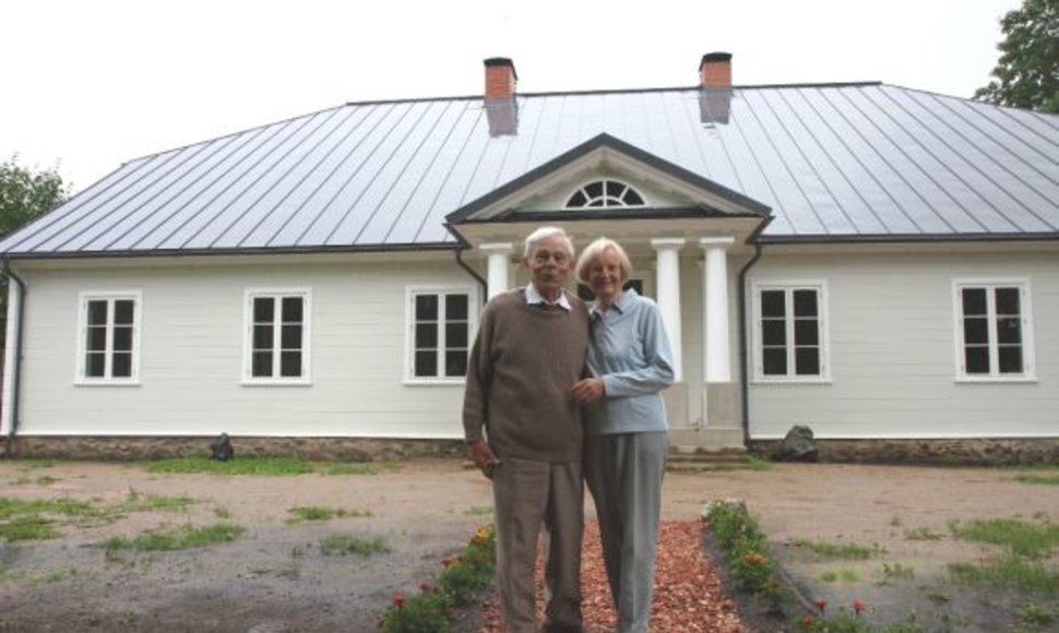 Restauruotas Pavirvyčio dvaras ir jame gyvenantys Sofija ir Valdemaras Michalauskai.