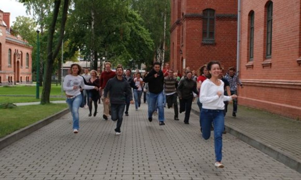 Mokytis lietuvių kalbos į vasaros kursus susirenka įvairių šalių jaunimas.