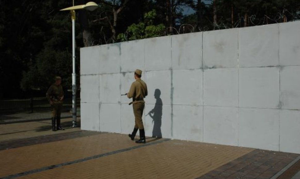 Berlyno sieną Palangoje saugo kareiviai.