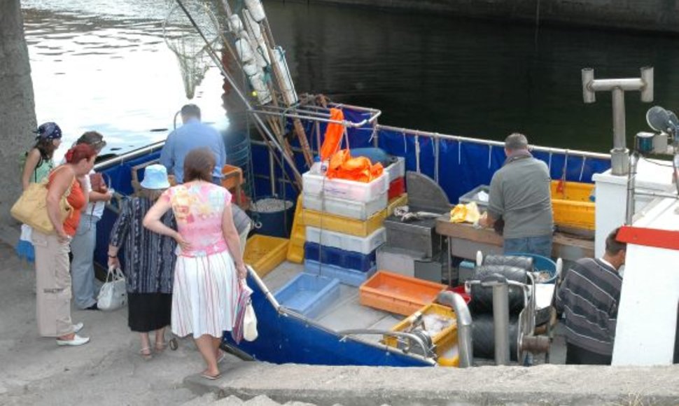 Įsigyti šviežios žuvies tiesiai iš laivo šiuo metu galima tik per Jūros šventę. 
