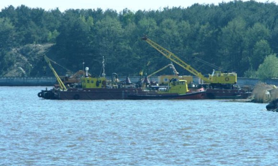 Manoma, kad Kuršių mariose ties laivų kapinynu po vandeniu yra apie 1500 tonų metalo laužo.