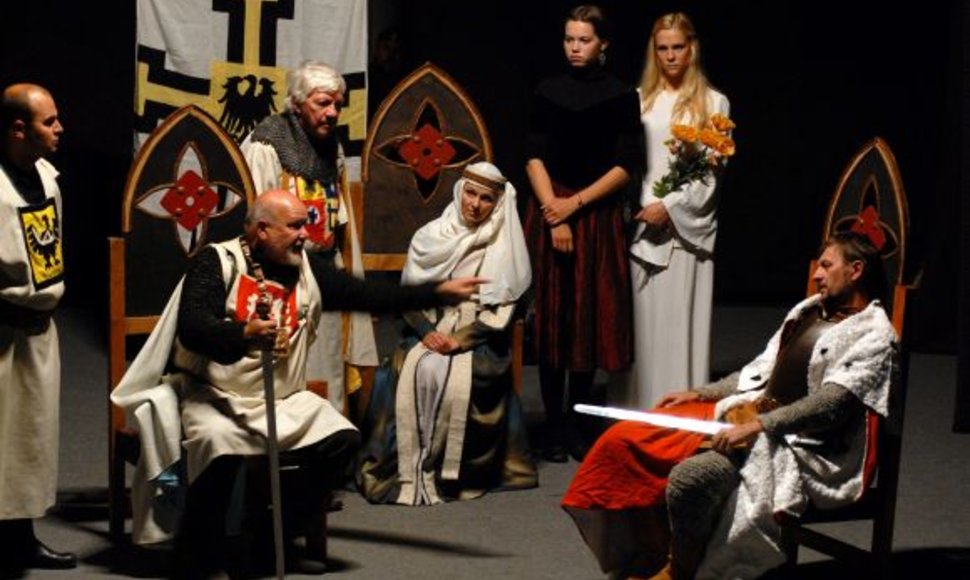 Spektaklis, sukurtas pagal Maironio pjesę „Vytautas pas kryžiuočius”.
