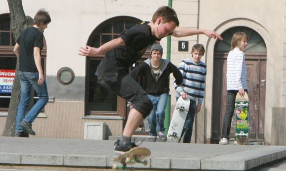 Kol esktremalaus sporto parkas nebuvo sutvarkytas, jaunuoliai pramogauti rinkosi Lietuvininkų aikštėje. 