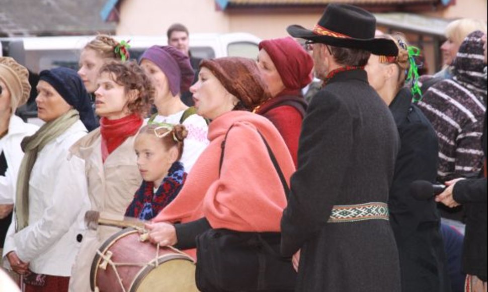 Skambėjo folkloro ansamblių dainos.