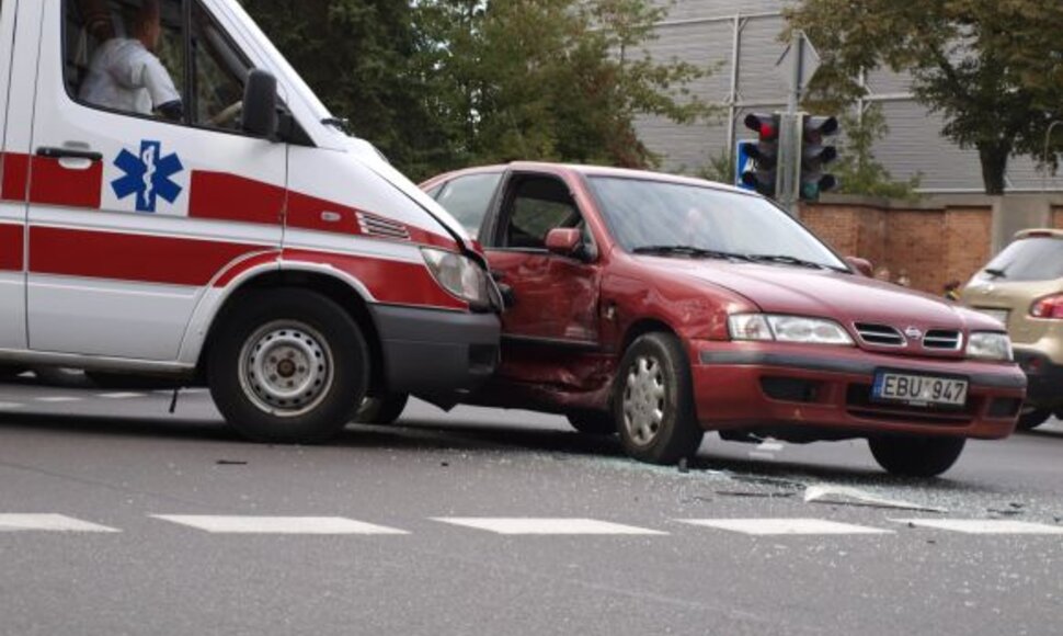 Greitoji susidūrė su lengvuoju automobiliu pačiame miesto centre.