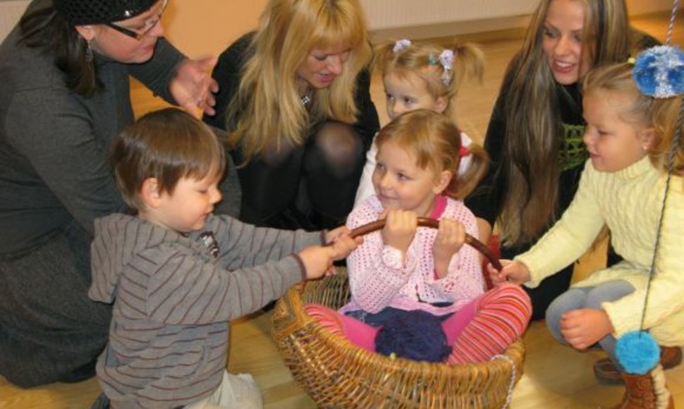Etnokultūros centro viešnios susirinkusioms šeimoms papasakos apie paprastas, dar močiučių praktikuotas linksmybes vaikams.