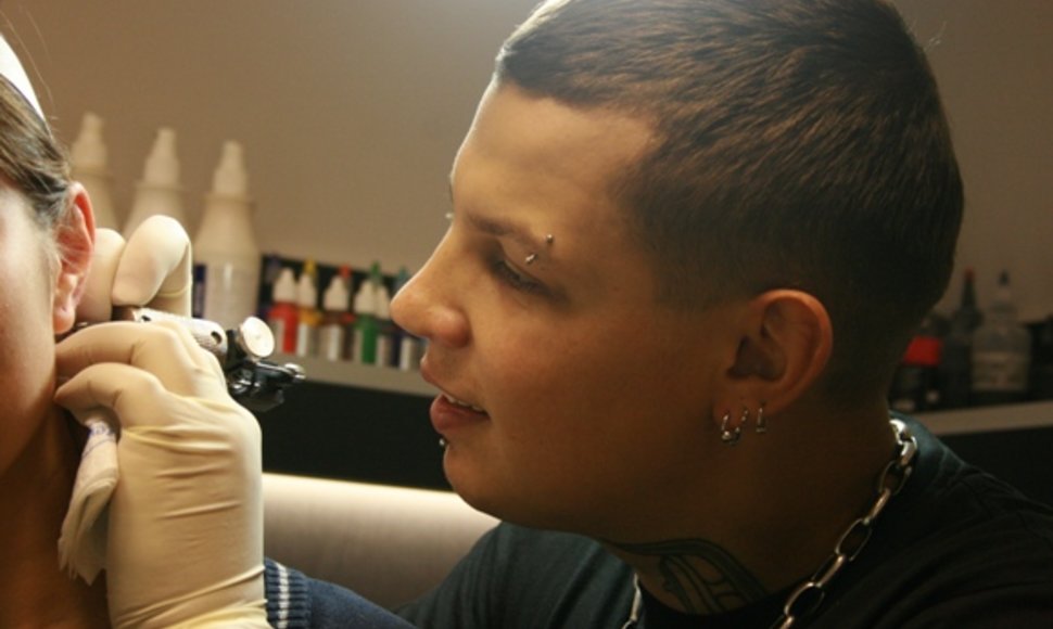 D.Djačkovas kasdien išpiešia vidutiniškai keturias tatuiruotes, o per dešimtmetį jis paskaičiavo sukūręs jau apie 10 tūkst. tatuiruočių. 