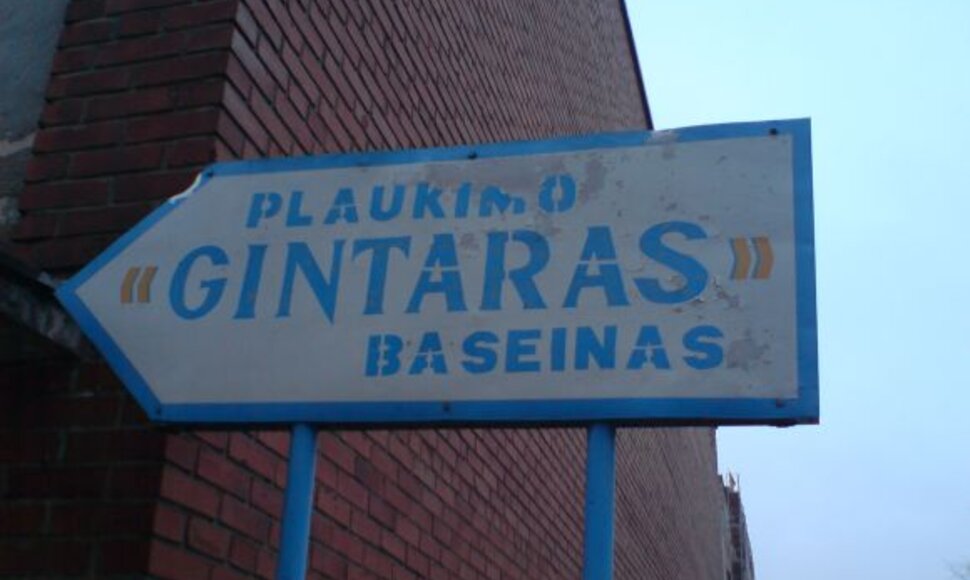 Net ir nuoroda į baseiną gerokai nusidėvėjusi.