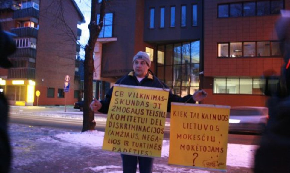 Silvestras Baumilas plakatus iškėlė prie Klaipėdos apylinkės teismo.