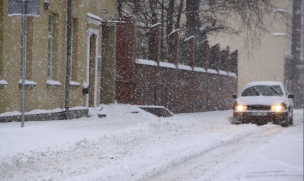 Nepaliaujamai kritęs sniegas tapo sunkiai įveikiamu gatvių ir kiemų valytojams.