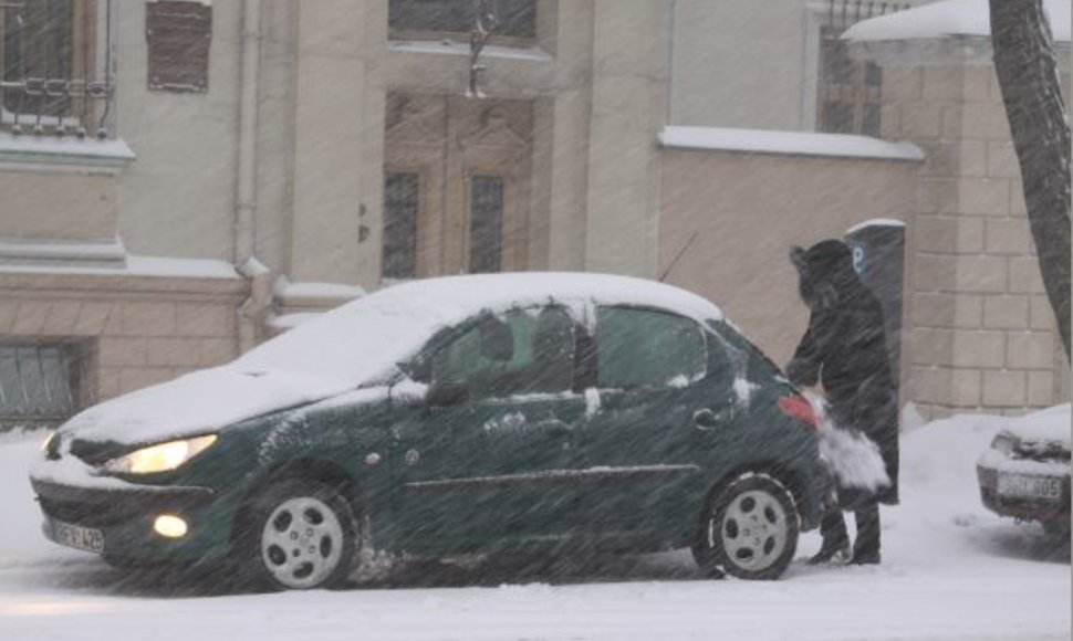 Net ir trumpam paliktus automobilius tuoj pat padengia sniegas.