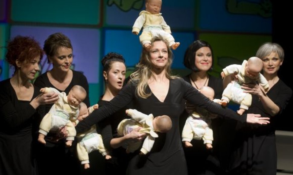 Spektaklyje vaidina šešios aktorės – mamos su skirtinga patirtimi. 