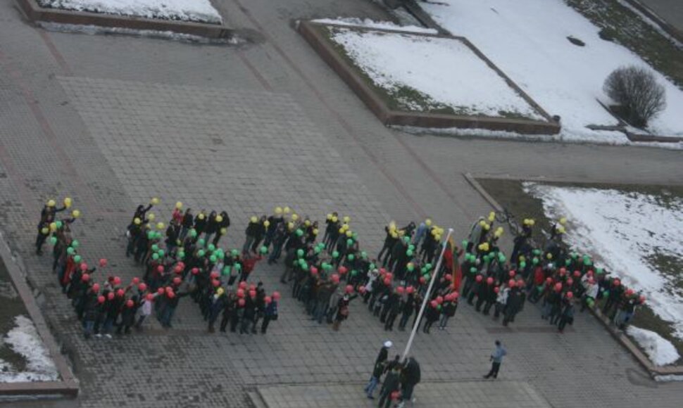 Moksleiviai sudėjo žodį Lietuva.