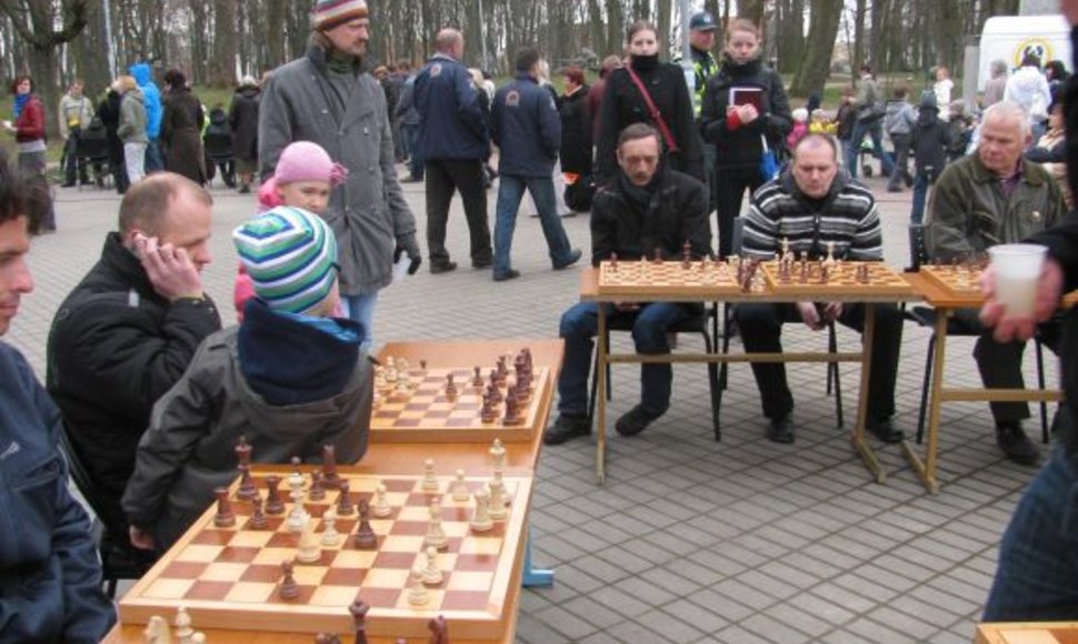 Šachmatų mėgėjai Skulptūrų parke laukiami kiekvieną ketvirtadienį.