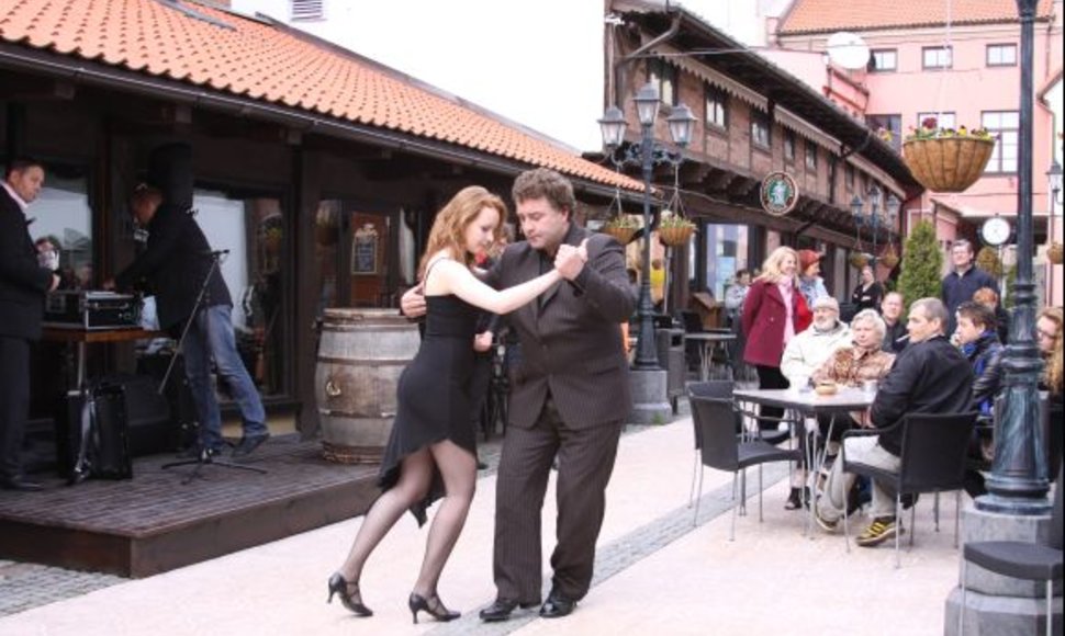 E.Gimenezas pirmiausiai pademonstravo tango šokio žavesį.