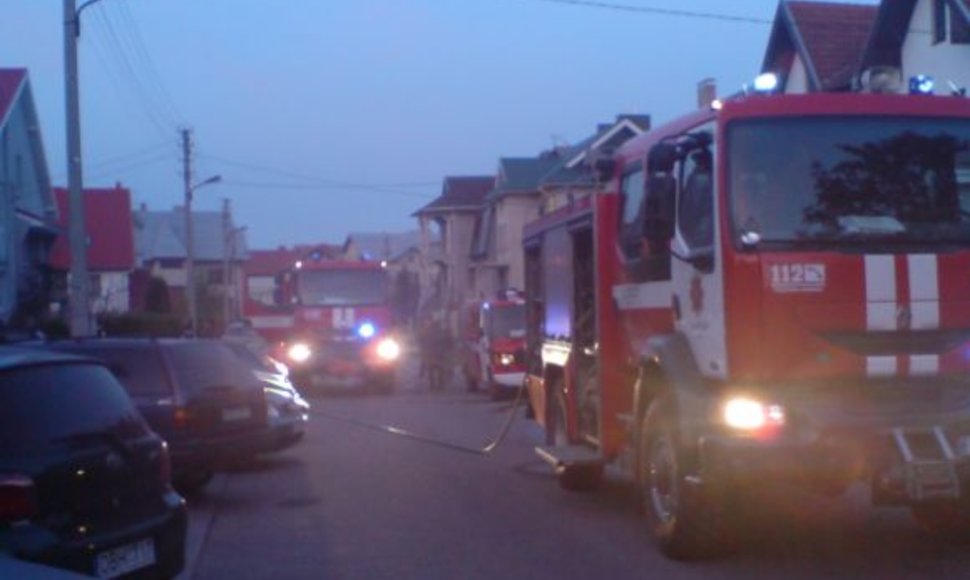 Į gaisro vietą atskubėjo net trys ugniagesių automobiliai. 