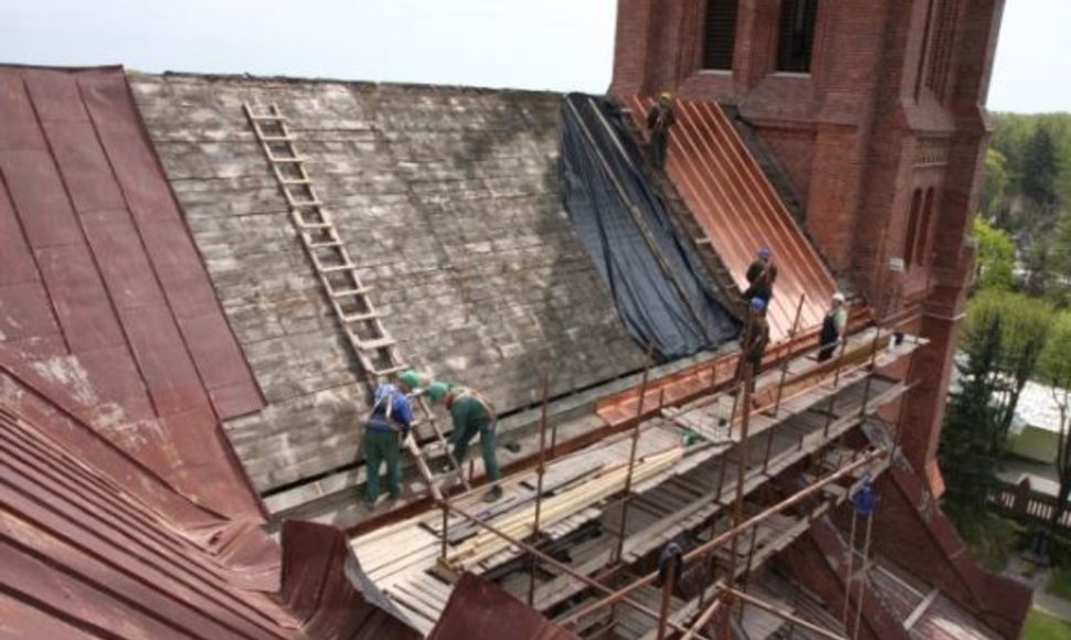 Restauratoriai Palangos bažnyčią puošia nauju stogu.