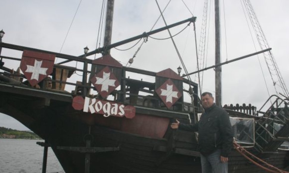 Laivą „Kogas“ R.Kauneckis įsigijo prieš ketverius metus. Juodkrantės simboliu tapusiame laive veikianti kavinė jau laukia poilsiautojų.