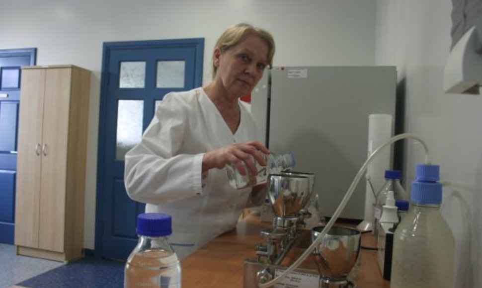 Bendrovės „Klaipėdos vanduo“ laboratorijoje dirbanti inžinierė – biologė Emilija Tumosienė vandenį diena iš dienos tiria jau dvidešimt metų. 