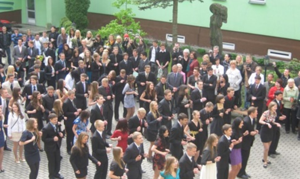 Jurgio Pabrėžos gimnazijos abiturientai surengė flash mob'ą.