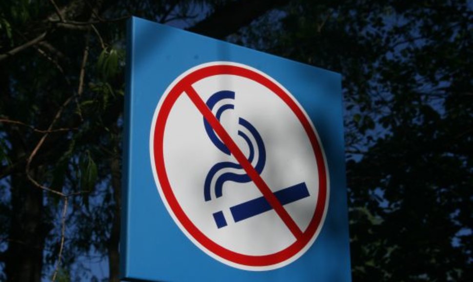 Paplūdimių prieigose atsirado ženklai, informuojantys, kad pajūryje nerūkoma.