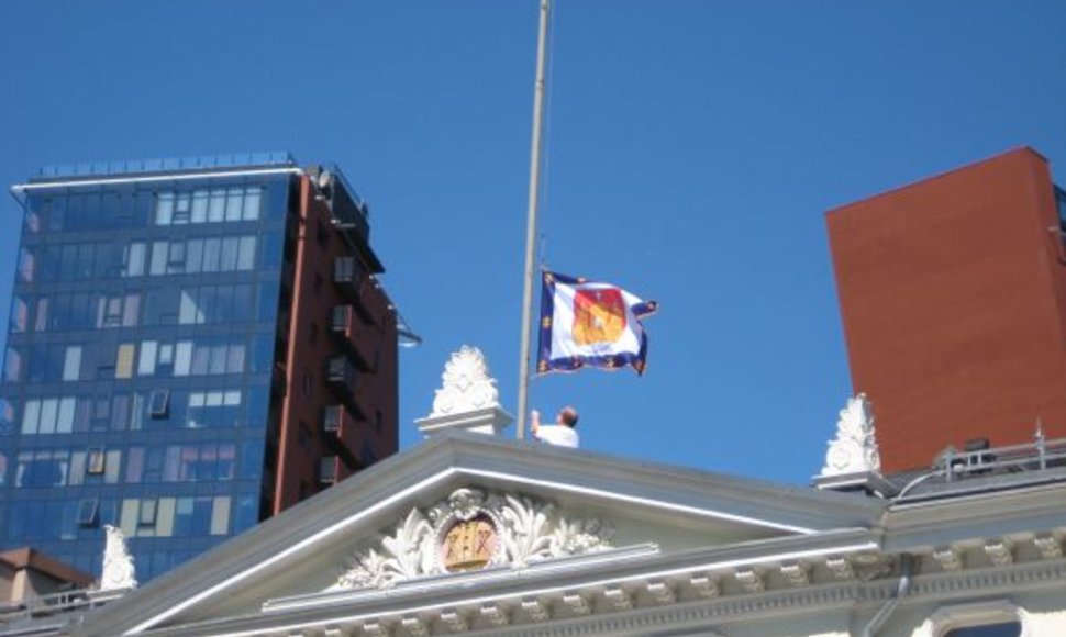 Trečiadienį apskrities administracijos vėliava buvo nuleista, dabar čia plėvesuoja trispalvė.