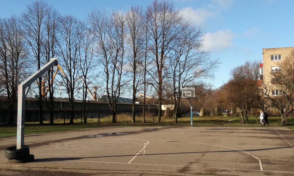 Kai kurių mokyklų stadionai atrodo apverktinai.