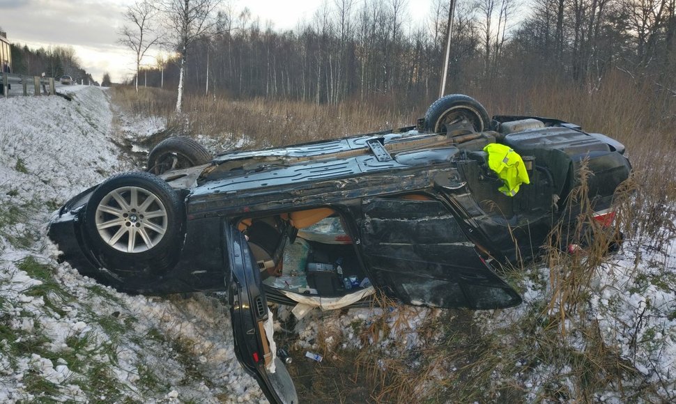 Kelyje Kretinga-Skuodas dėl slidžios kelio dangos apvirto „BMW“.