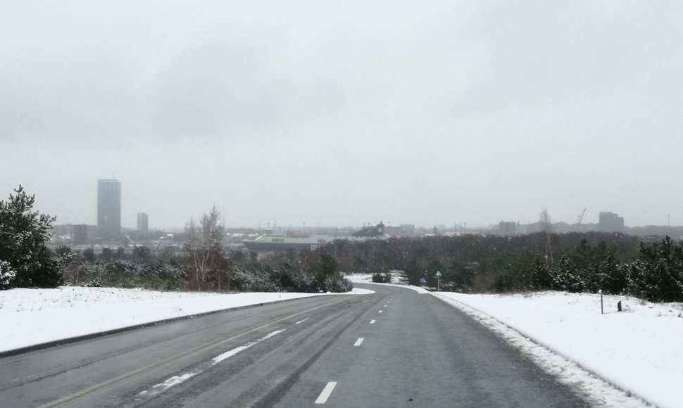 Lietaus skalauta Klaipėda pasitinka tikrąją žiemą.