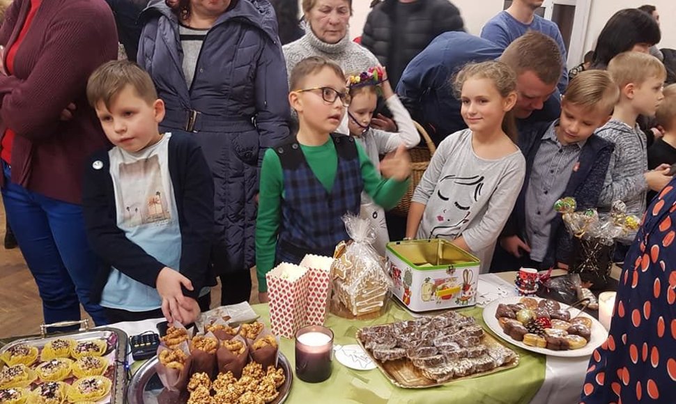 Kalėdinių mugių metu vaikai prekiavo skanėstais ir rankdarbiais, o pinigus paaukojo klubui.