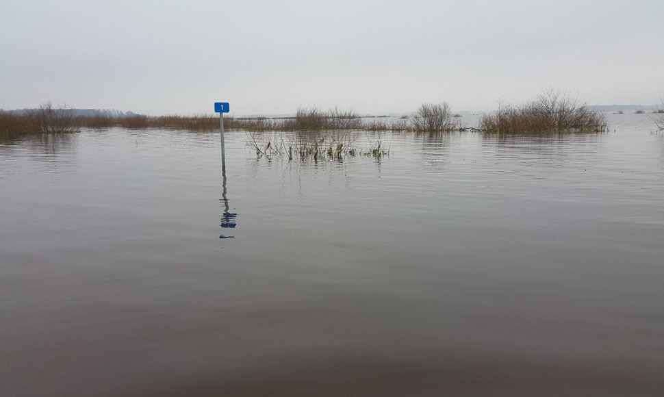 Lenkijoje automobilį išsinuomojusios prancūzės kelionę baigė Rusnės potvynio vandenyse.