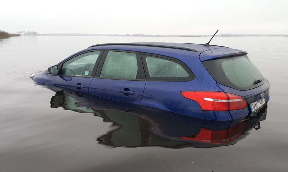 Lenkijoje automobilį išsinuomojusios prancūzės kelionę baigė Rusnės potvynio vandenyse.