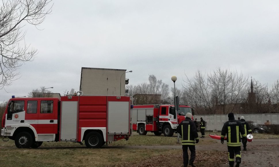 Ugniagesių pratybos ant Malūno tvenkinio Klaipėdoje.