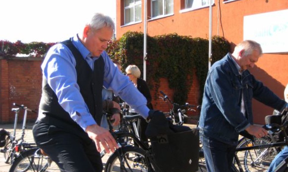 Kartu su dviratininkais dviračių takus apžiūrėjo ir meras V.Grubliauskas.