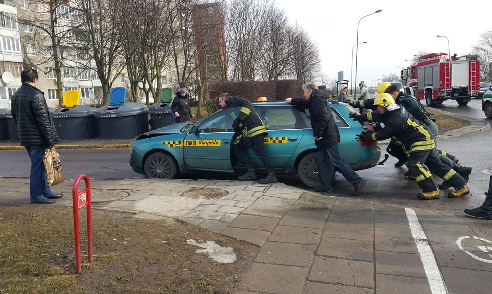 Klaipėdoje taksi papuolė į avariją