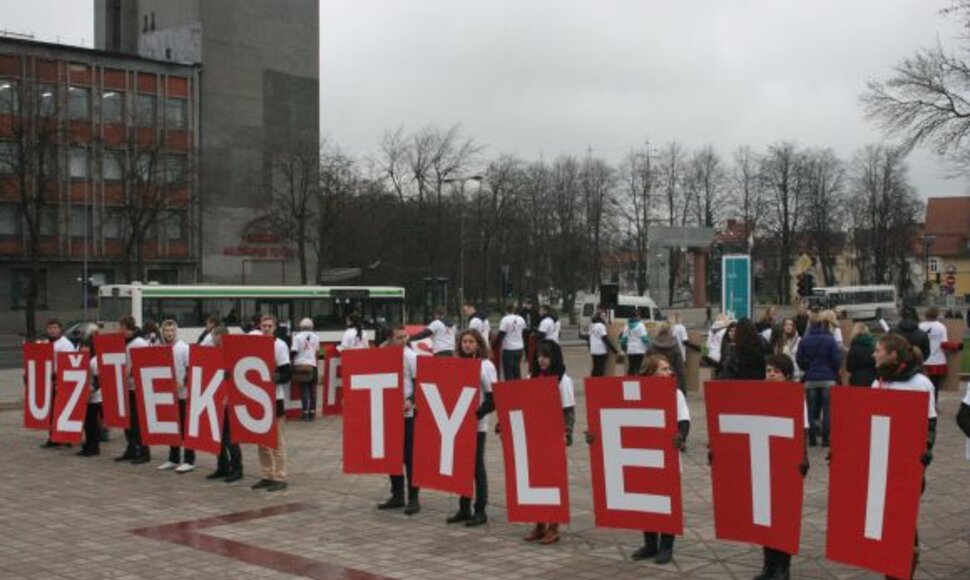 Akcijos metu studentai sudėjo šūkį.