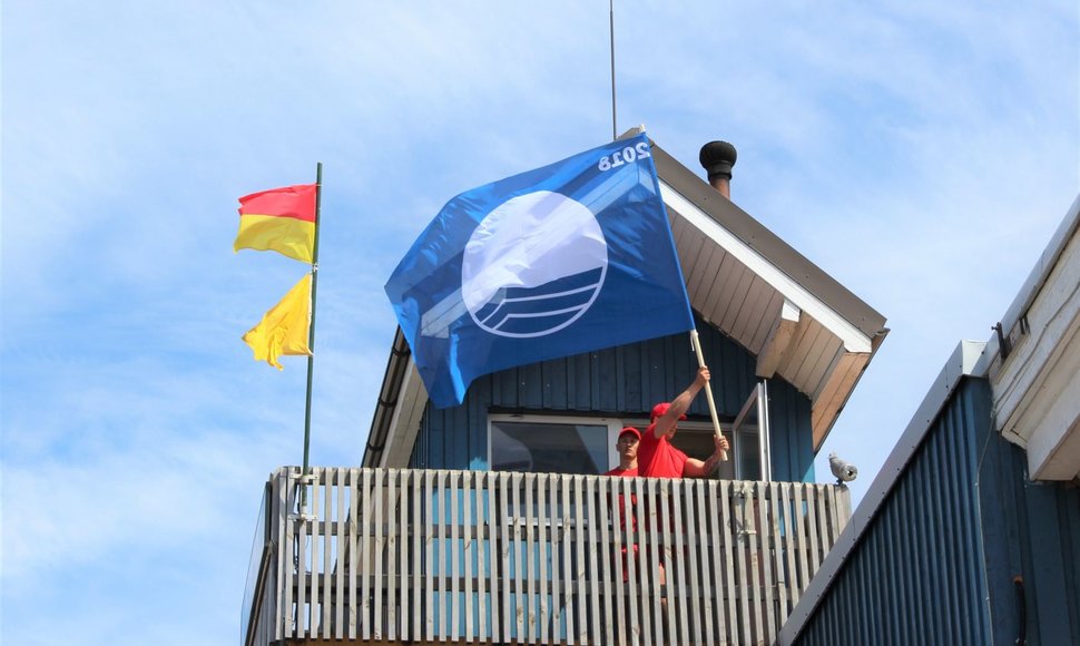 Uostamiesčio paplūdimiuose plėvesuoja mėlynoji vėliava.