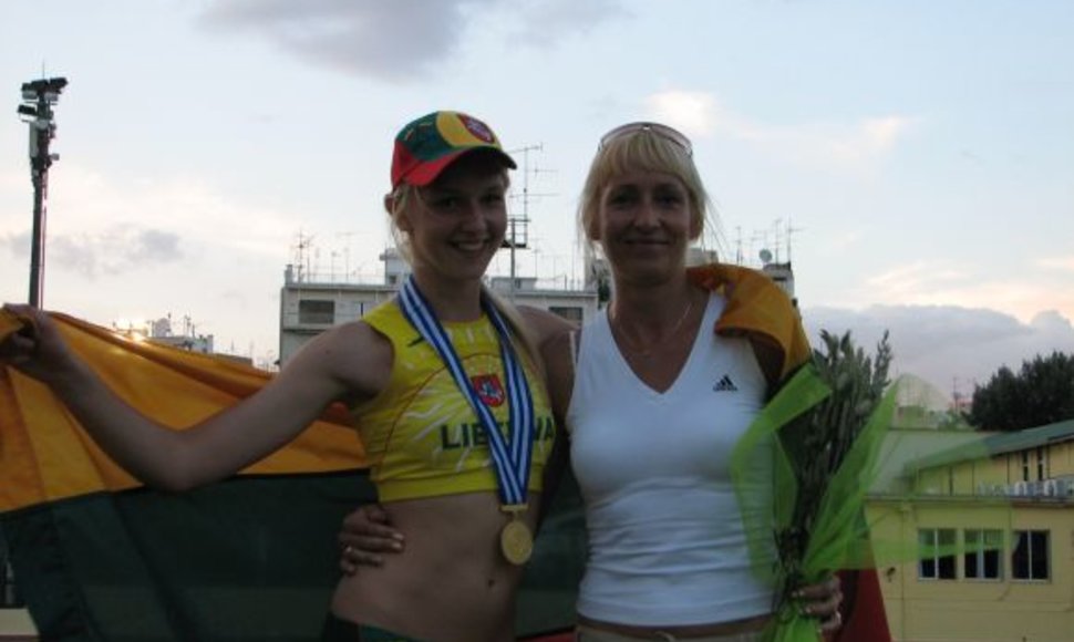 Šuolininkė E.Žukauskaitė, kuri vaikų žaidynėse auksą pelnė ir pernai. Šalia jos trenerė A.Gavelytė.