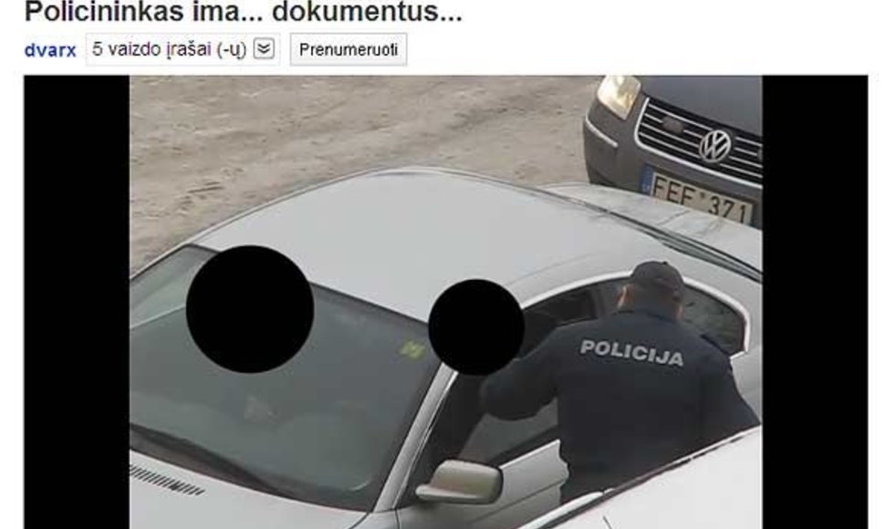 Kadras iš youtube.com  / Policininkas tikrina BMW vairuotojo dokumentus. 