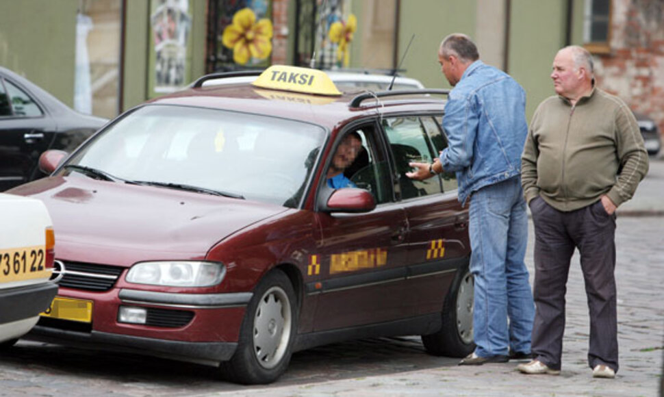 Kiekvieną pokalbio minutę vis labiau niršęs taksi vairuotojas galiausiai atsiraitojo švarko rankoves ir savo žodžius palydėdavo rankų gestais.