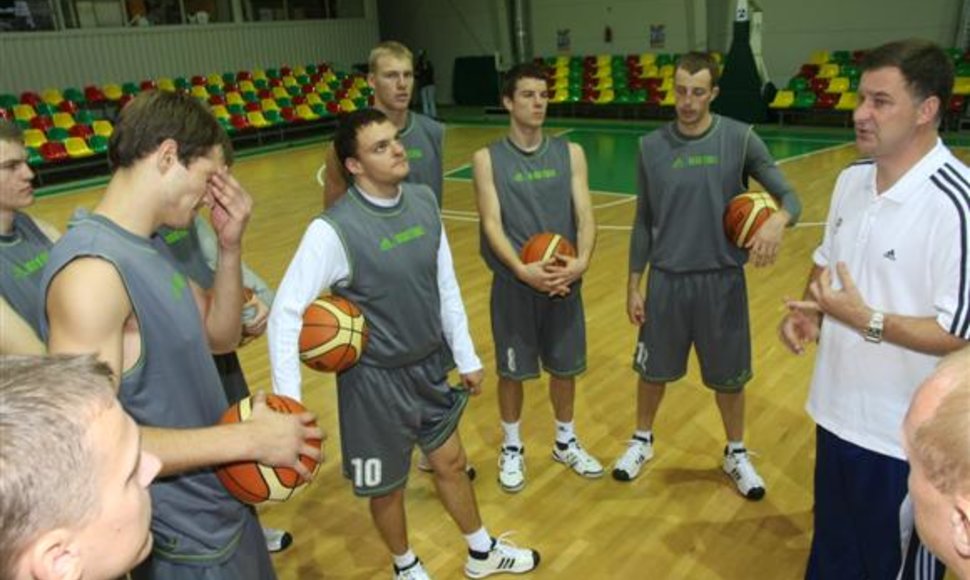 Neoficialiai kalbama, jog naujosios komandos vairas bus patikėtas praėjusį sezoną klube „Kaunas Triobet“ dirbusiam Rimvydui Samulėnui (dešinėje).