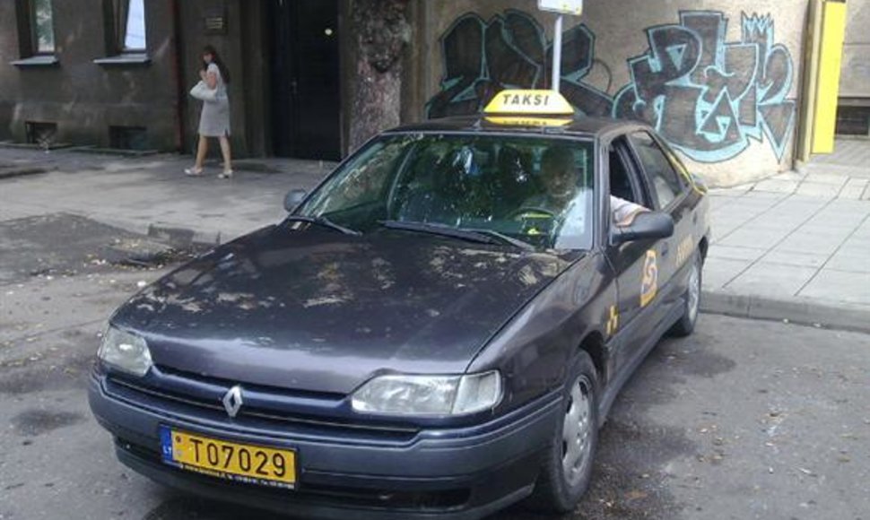 Per langą ant žemės nuorūką išmetęs ir jos pakelti nesutikęs taksi vairuotojas buvo nubaustas už aplinkos šiukšlinimą.
